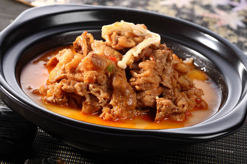 无人,横图,俯视,室内,特写,白天,烹饪,餐桌,桌子,蔬菜,厨具,阴影,朦胧,模糊,新鲜,反射,布料,锅子,砂锅,影子,陶瓷,金针菇,菌菇,肉,牛肉,料理,食品,陶瓷制品,菌类,布纹,锅,菜肴,美食,肉类,桌布,食物,一个,黑色,餐巾,台布,食用菌,佳肴,有机食品,绿色食品,单个,餐台,锅具,真菌,肉食,烹饪用具,炖牛肉,构菌,金菇,毛柄金钱菌,银针菇,智力菇,烹调用具,餐桌布,烹调,彩图,高角度拍摄,shjb1,金针菇炖牛肉