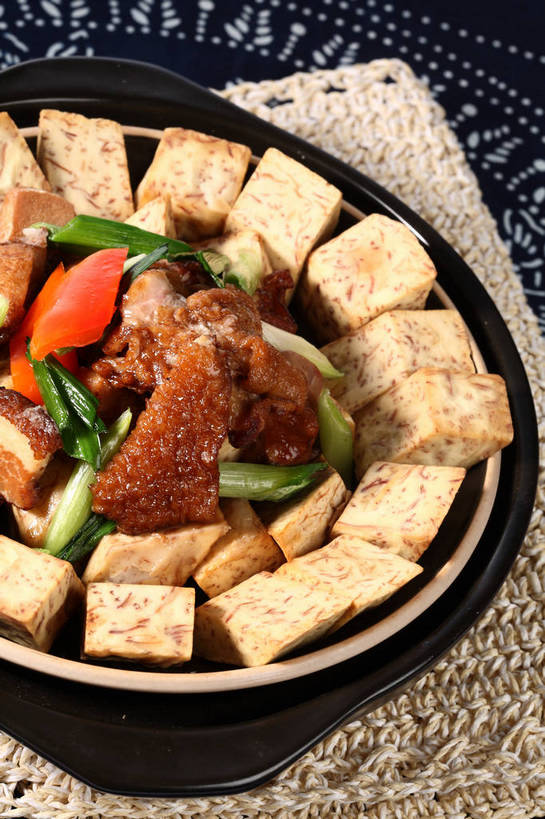 无人,竖图,俯视,室内,特写,白天,烹饪,中餐,餐桌,桌子,蔬菜,厨具,阴影,新鲜,反射,布料,锅子,砂锅,影子,陶瓷,葱,青葱,肉,料理,食品,陶瓷制品,布纹,锅,猪肉,菜肴,美食,肉类,桌布,食物,一个,黑色,餐巾,台布,中式,佳肴,有机食品,绿色食品,单个,餐台,锅具,中华料理,五花肉,肉食,烹饪用具,豚肉,韭葱,肋条肉,三层肉,烹调用具,餐桌布,烹调,彩图,高角度拍摄,浙江菜,浙菜,shjb1,走油肉