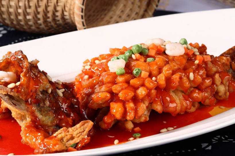 无人,交叉,横图,俯视,室内,特写,白天,烹饪,中餐,植物,餐桌,桌子,竹子,豆,萝卜,胡萝卜,蔬菜,餐具,阴影,竹制,新鲜,编织,反射,鱼,布料,碟子,盘,影子,竹篓,豆类,豆子,肉,虾仁,鱼肉,料理,食品,布纹,水产,松子,松子仁,菜肴,美食,肉类,鱼类,桌布,食物,一个,白色,盘子,餐巾,容器,碟,台布,中式,佳肴,有机食品,绿色食品,单个,餐台,中华料理,储藏,竹条,虾肉,交织,松仁,竹制品,储存,水生动物,黄萝卜,番萝卜,水生物,肉食,豆科,桂鱼,松籽仁,穿插,鳜鱼,青大豆,鳌花鱼,青豆,红萝卜,甘荀,餐桌布,彩图,高角度拍摄,江苏菜,丁香萝卜,胡芦菔金,淡水生物,金笋,河鲜,贮存,松鼠桂鱼,苏菜,shjb1