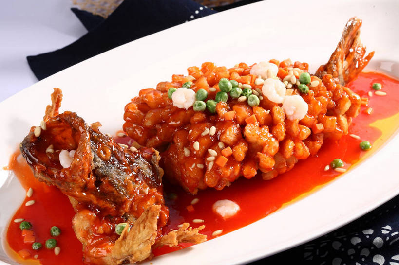 无人,横图,俯视,室内,特写,白天,烹饪,中餐,植物,餐桌,桌子,豆,萝卜,胡萝卜,蔬菜,餐具,阴影,新鲜,反射,鱼,布料,碟子,盘,影子,豆类,豆子,肉,虾仁,鱼肉,料理,食品,布纹,水产,松子,松子仁,菜肴,美食,肉类,鱼类,桌布,食物,一个,白色,盘子,餐巾,碟,台布,中式,佳肴,有机食品,绿色食品,单个,餐台,中华料理,虾肉,松仁,水生动物,黄萝卜,番萝卜,水生物,肉食,豆科,桂鱼,松籽仁,鳜鱼,青大豆,鳌花鱼,青豆,红萝卜,甘荀,餐桌布,彩图,高角度拍摄,江苏菜,丁香萝卜,胡芦菔金,淡水生物,金笋,河鲜,松鼠桂鱼,苏菜,shjb1