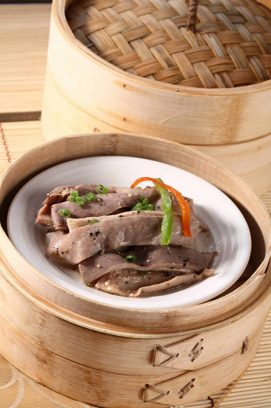 蒸笼,内脏,无人,竖图,俯视,室内,特写,白天,烹饪,中餐,桌面,桌子,辣椒,蔬菜,餐具,厨具,阴影,竹制,新鲜,反射,木制,碟子,盘,影子,木桌,葱,青葱,青椒,调料,调味,肉,香料,佐料,料理,食品,黑胡椒,调味品,调味料,猪肉,猪肚,菜肴,美食,肉类,食物,一个,盘子,木制品,碟,中式,佳肴,有机食品,绿色食品,单个,中华料理,配料,竹制品,笼屉,肉食,彩椒,烹饪用具,辣角,红海椒,大椒,辣虎,广椒,豚肉,菜椒,作料,肚子,烹调用具,甜椒,柿子椒,辣子,胡椒,海椒,番椒,灯笼椒,烹调,彩图,高角度拍摄,木桌子,shjb1