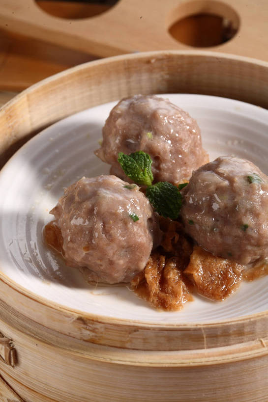 蒸笼,无人,竖图,俯视,室内,特写,白天,烹饪,中餐,餐桌,桌子,餐具,厨具,叶子,阴影,竹制,反射,碟子,盘,影子,肉,薄荷,料理,食品,绿叶,银丹草,丸子,菜肴,美食,肉类,肉丸,食物,排列,三个,一个,白色,盘子,碟,中式,嫩叶,佳肴,单个,餐台,中华料理,肉圆,配菜,竹制品,清蒸,笼屉,肉食,烹饪用具,摆列,斑叶凤梨薄荷,夜息香,叶,叶片,烹调用具,烹调,彩图,高角度拍摄,布列,分列,清蒸菜,shjb1,清蒸丸子,蒸肉丸