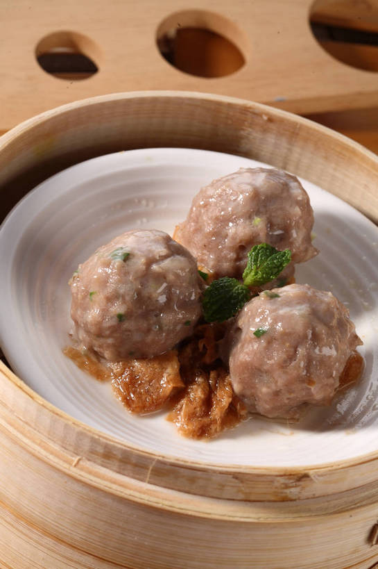 蒸笼,无人,竖图,俯视,室内,特写,白天,烹饪,中餐,餐桌,桌子,餐具,厨具,叶子,阴影,竹制,反射,碟子,盘,影子,肉,薄荷,料理,食品,绿叶,银丹草,丸子,菜肴,美食,肉类,肉丸,食物,排列,三个,一个,白色,盘子,碟,中式,嫩叶,佳肴,单个,餐台,中华料理,肉圆,配菜,竹制品,清蒸,笼屉,肉食,烹饪用具,摆列,斑叶凤梨薄荷,夜息香,叶,叶片,烹调用具,烹调,彩图,高角度拍摄,布列,分列,清蒸菜,shjb1,清蒸丸子,蒸肉丸