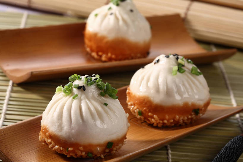 点心,无人,横图,俯视,室内,特写,白天,餐桌,桌子,蔬菜,餐具,阴影,竹制,朦胧,模糊,新鲜,反射,木制,碟子,盘,影子,竹席,葱,青葱,油炸,油炸食品,芝麻,料理,食品,面点,美食,食物,三个,黑色,盘子,木制品,碟,中式,有机食品,绿色食品,餐台,黑芝麻,竹制品,生煎,脂麻,胡麻,白麻,巨胜子,油麻,彩图,高角度拍摄,生煎馒头,生煎包,shjb1