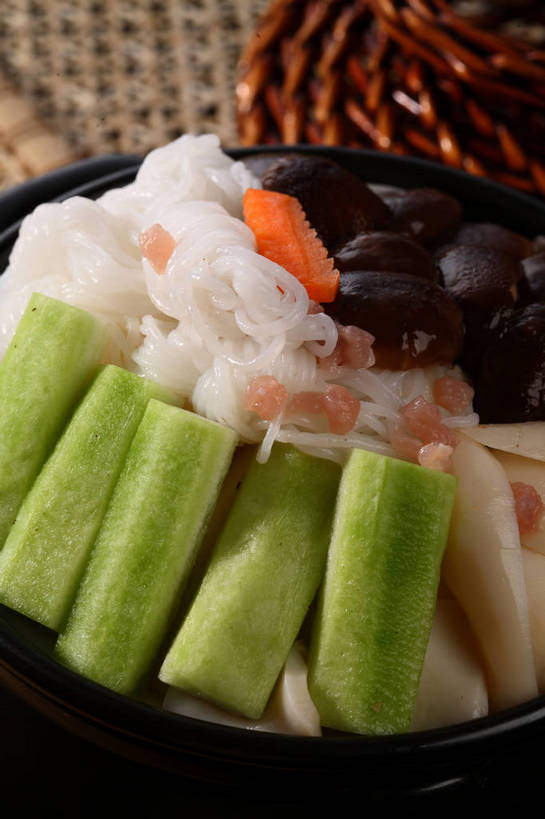 面食,面条,无人,交叉,竖图,俯视,室内,特写,白天,烹饪,中餐,餐桌,桌子,竹子,萝卜,胡萝卜,蔬菜,厨具,阴影,竹制,新鲜,编织,反射,锅子,砂锅,影子,竹篓,陶瓷,菜瓜,菌菇,丝瓜,香菇,面,料理,食品,陶瓷制品,菌类,锅,菜肴,美食,米粉,米线,食物,一个,黑色,容器,中式,食用菌,佳肴,有机食品,绿色食品,单个,餐台,锅具,中华料理,储藏,竹条,交织,竹制品,真菌,储存,黄萝卜,番萝卜,烹饪用具,胜瓜,穿插,椎茸,布瓜,天罗,烹调用具,红萝卜,甘荀,烹调,彩图,高角度拍摄,米面,丁香萝卜,胡芦菔金,平庄菇,香菌,香蕈,金笋,贮存,shjb1