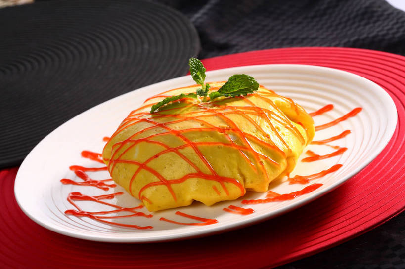 米饭,无人,横图,俯视,室内,特写,白天,烹饪,餐桌,桌子,餐具,叶子,阴影,反射,碟子,盘,影子,炒饭,蛋,蛋包饭,调料,鸡蛋,酱料,酱汁,茄汁,佐料,日本料理,料理,食品,绿叶,饭,调味品,调味料,番茄酱,酱,菜肴,美食,食物,一个,黄色,红色,绿色,白色,盘子,碟,日式料理,日式,嫩叶,佳肴,单个,餐台,五谷,配菜,卵,叶,叶片,彩图,高角度拍摄,鸡卵,鸡子,shjb1