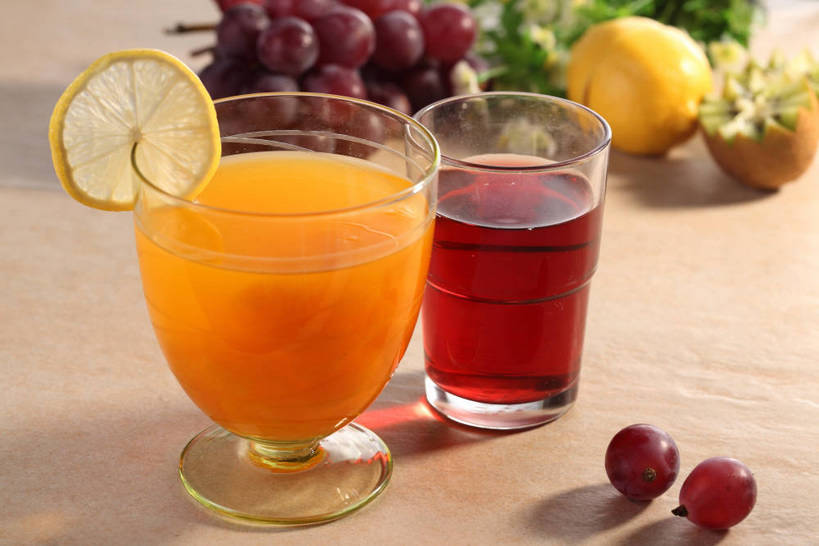 果汁,无人,横图,俯视,室内,特写,白天,餐桌,桌子,猕猴桃,柠檬,葡萄,杯子,水果,叶子,许多,切开,阴影,新鲜,反射,影子,生食,橙汁,食品,果实,绿叶,饮品,很多,两杯,玻璃制品,食物,饮料,两个,黄色,红色,水杯,切,嫩叶,有机食品,绿色食品,餐台,甜橙,可口,剖面,葡萄汁,切面,适口,叶,叶片,玻璃杯,益母果,山葫芦,奇异果,蒲桃,柠果,猕猴梨,橙子,橙,草龙珠,彩图,高角度拍摄,鹄壳,黄橙,黄果,金橙,金环,金球,糖橙,shjb1