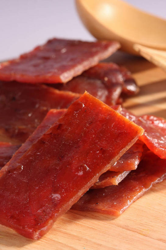 无人,竖图,俯视,室内,特写,白天,餐桌,桌子,许多,阴影,朦胧,模糊,反射,木制,影子,勺子,肉,案板,很多,猪肉,肉类,砧板,肉脯,猪肉脯,腌制,红色,木制品,调羹,汤匙,餐台,肉食,肉制品,豚肉,片状,彩图,高角度拍摄,烘烤,shjb1