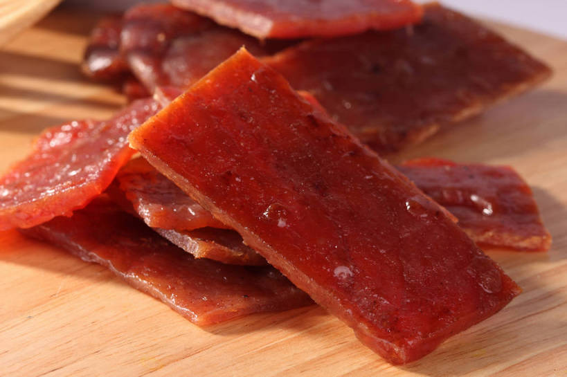 无人,横图,俯视,室内,特写,白天,餐桌,桌子,许多,阴影,朦胧,模糊,反射,木制,影子,肉,案板,很多,猪肉,肉类,砧板,肉脯,猪肉脯,腌制,红色,木制品,餐台,肉食,肉制品,豚肉,片状,彩图,高角度拍摄,烘烤,shjb1