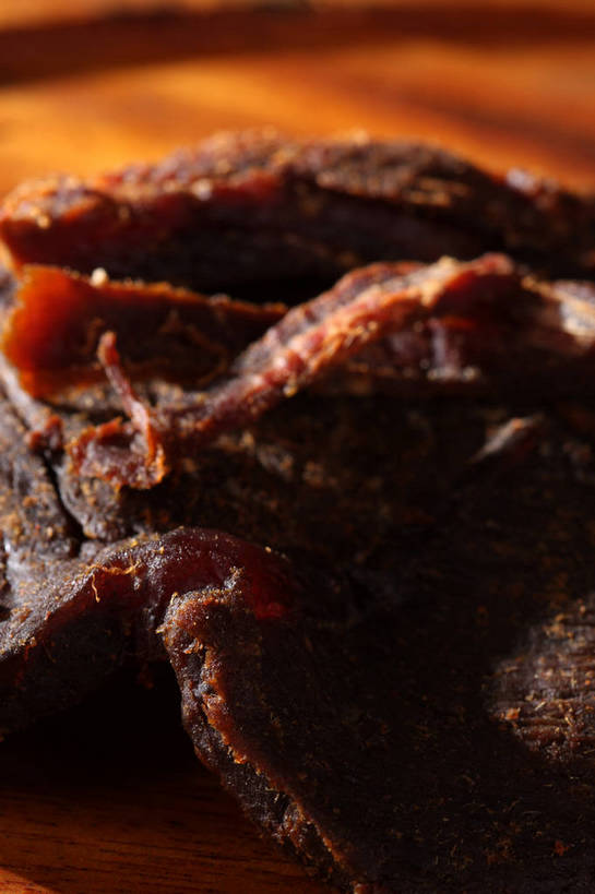 无人,竖图,俯视,室内,特写,白天,餐桌,桌子,一堆,许多,阴影,堆叠,堆积,朦胧,模糊,反射,木制,影子,肉,牛肉,褐色,案板,很多,肉类,砧板,木制品,餐台,堆,肉食,牛肉干,肉干,彩图,高角度拍摄,shjb1