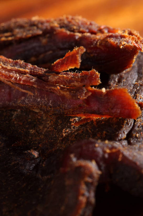 无人,竖图,俯视,室内,特写,白天,餐桌,桌子,一堆,许多,阴影,堆叠,堆积,朦胧,模糊,反射,木制,影子,肉,牛肉,褐色,案板,很多,肉类,砧板,木制品,餐台,堆,肉食,牛肉干,肉干,彩图,高角度拍摄,shjb1