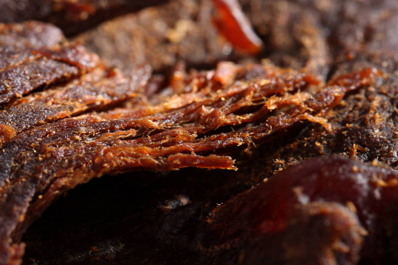 无人,横图,俯视,室内,特写,白天,餐桌,桌子,一堆,许多,阴影,堆叠,堆积,朦胧,模糊,反射,木制,影子,肉,牛肉,褐色,案板,很多,肉类,砧板,木制品,餐台,堆,肉食,牛肉干,肉干,彩图,高角度拍摄,shjb1