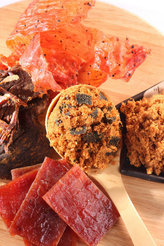 点心,肉松,无人,竖图,俯视,室内,特写,白天,餐桌,桌子,一把,一堆,许多,阴影,堆叠,堆积,反射,木制,影子,勺子,肉,牛肉,食品,褐色,案板,很多,猪肉,小吃,肉类,砧板,肉脯,猪肉脯,食物,腌制,红色,木制品,调羹,汤匙,零食,橙色,餐台,堆,肉食,肉制品,豚肉,片状,牛肉干,肉干,彩图,高角度拍摄,烘烤,肉绒,肉酥,shjb1