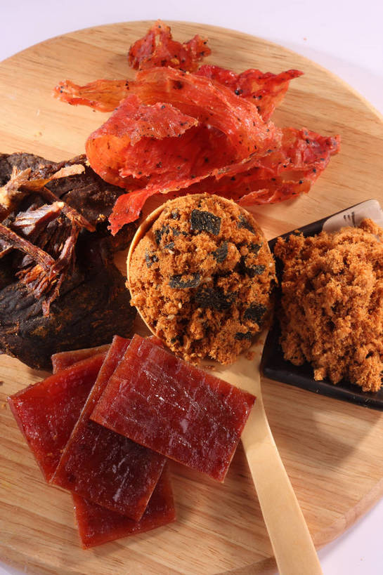 点心,肉松,无人,竖图,俯视,室内,特写,白天,餐桌,桌子,一把,一堆,许多,阴影,堆叠,堆积,反射,木制,影子,勺子,肉,牛肉,食品,褐色,案板,很多,猪肉,小吃,肉类,砧板,肉脯,猪肉脯,食物,腌制,红色,木制品,调羹,汤匙,零食,橙色,餐台,堆,肉食,肉制品,豚肉,片状,牛肉干,肉干,彩图,高角度拍摄,烘烤,肉绒,肉酥,shjb1