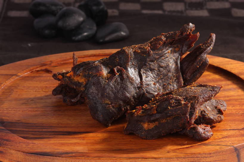 无人,横图,俯视,室内,特写,白天,石头,餐桌,桌子,一堆,许多,阴影,堆叠,堆积,朦胧,模糊,反射,木制,石子,影子,肉,牛肉,褐色,案板,很多,肉类,砧板,黑色,木制品,鹅卵石,餐台,堆,肉食,按摩石,牛肉干,肉干,石块,彩图,高角度拍摄,shjb1