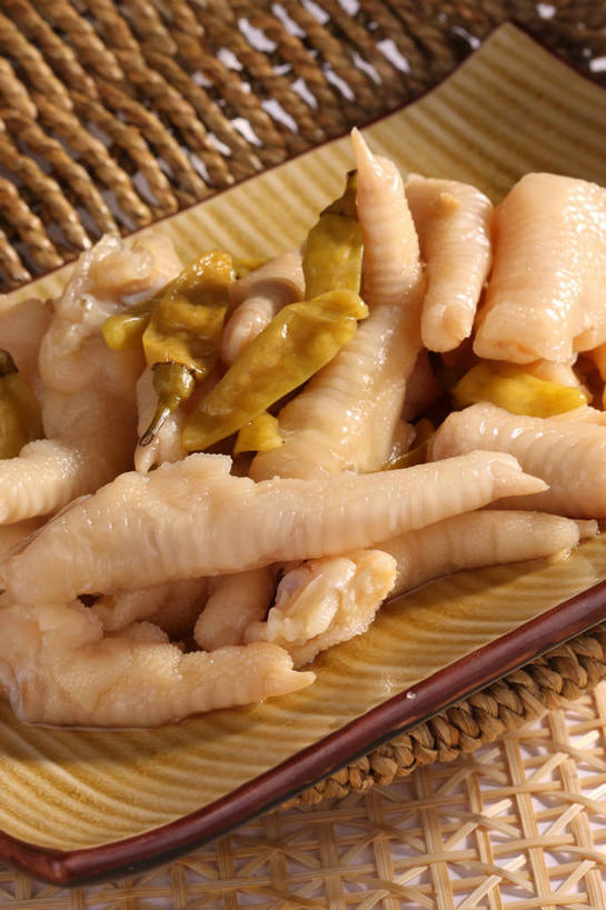 无人,竖图,俯视,室内,特写,白天,烹饪,中餐,餐桌,桌子,一堆,许多,阴影,堆叠,堆积,反射,布料,影子,调料,料理,食品,调味品,很多,调味料,布纹,菜肴,美食,桌布,食物,餐巾,垫子,台布,中式,佳肴,餐台,中华料理,泡椒,堆,川菜,凤爪,鸡爪,四川菜,餐桌布,彩图,高角度拍摄,鸡脚,鱼辣子,泡椒凤爪,shjb1