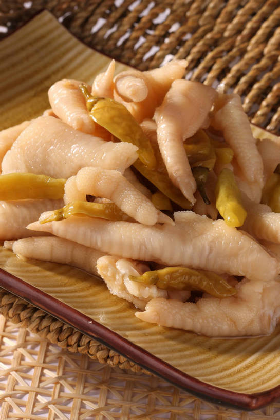 无人,竖图,俯视,室内,特写,白天,烹饪,中餐,餐桌,桌子,一堆,许多,阴影,堆叠,堆积,反射,布料,影子,调料,料理,食品,调味品,很多,调味料,布纹,菜肴,美食,桌布,食物,餐巾,垫子,台布,中式,佳肴,餐台,中华料理,泡椒,堆,川菜,凤爪,鸡爪,四川菜,餐桌布,彩图,高角度拍摄,鸡脚,鱼辣子,泡椒凤爪,shjb1