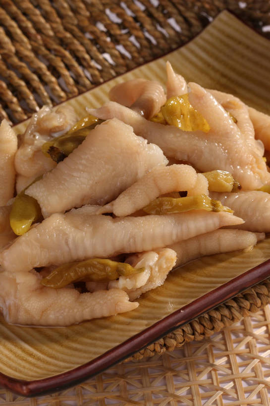 无人,竖图,俯视,室内,特写,白天,烹饪,中餐,餐桌,桌子,一堆,许多,阴影,堆叠,堆积,反射,布料,影子,调料,料理,食品,调味品,很多,调味料,布纹,菜肴,美食,桌布,食物,餐巾,垫子,台布,中式,佳肴,餐台,中华料理,泡椒,堆,川菜,凤爪,鸡爪,四川菜,餐桌布,彩图,高角度拍摄,鸡脚,鱼辣子,泡椒凤爪,shjb1