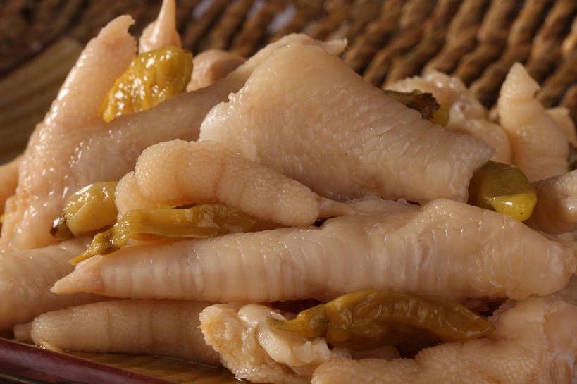 无人,横图,俯视,室内,特写,白天,烹饪,中餐,餐桌,桌子,一堆,许多,阴影,堆叠,堆积,反射,布料,影子,调料,料理,食品,调味品,很多,调味料,布纹,菜肴,美食,桌布,食物,餐巾,垫子,台布,中式,佳肴,餐台,中华料理,泡椒,堆,川菜,凤爪,鸡爪,四川菜,餐桌布,彩图,高角度拍摄,鸡脚,鱼辣子,泡椒凤爪,shjb1