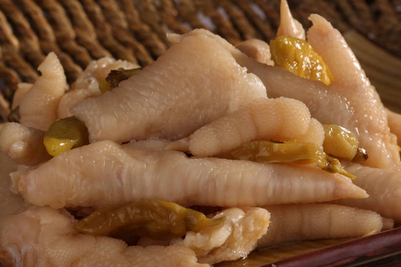 无人,横图,俯视,室内,特写,白天,烹饪,中餐,餐桌,桌子,一堆,许多,阴影,堆叠,堆积,反射,布料,影子,调料,料理,食品,调味品,很多,调味料,布纹,菜肴,美食,桌布,食物,餐巾,垫子,台布,中式,佳肴,餐台,中华料理,泡椒,堆,川菜,凤爪,鸡爪,四川菜,餐桌布,彩图,高角度拍摄,鸡脚,鱼辣子,泡椒凤爪,shjb1