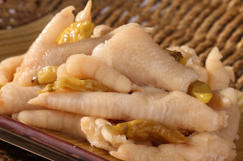 无人,横图,俯视,室内,特写,白天,烹饪,中餐,餐桌,桌子,一堆,许多,阴影,堆叠,堆积,反射,布料,影子,调料,料理,食品,调味品,很多,调味料,布纹,菜肴,美食,桌布,食物,餐巾,垫子,台布,中式,佳肴,餐台,中华料理,泡椒,堆,川菜,凤爪,鸡爪,四川菜,餐桌布,彩图,高角度拍摄,鸡脚,鱼辣子,泡椒凤爪,shjb1