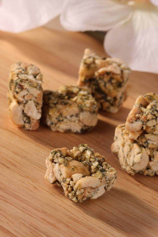 无人,竖图,俯视,室内,特写,白天,桌面,桌子,五个,许多,阴影,盛开,反射,木制,影子,木桌,食品,糖,糖果,甜点,甜品,花蕾,花,花瓣,花朵,鲜花,食物,白色,木制品,甜食,花苞,花蕊,硬糖,花生糖,彩图,高角度拍摄,木桌子,shjb1