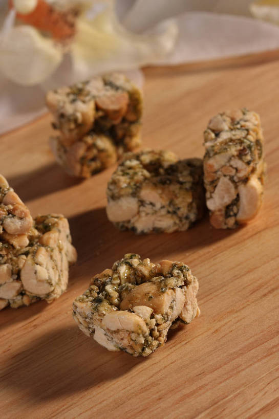 无人,竖图,俯视,室内,特写,白天,桌面,桌子,五个,许多,阴影,朦胧,模糊,盛开,反射,木制,影子,木桌,食品,糖,糖果,甜点,甜品,花蕾,花,花瓣,花朵,鲜花,食物,白色,木制品,甜食,花苞,花蕊,硬糖,花生糖,彩图,高角度拍摄,木桌子,shjb1