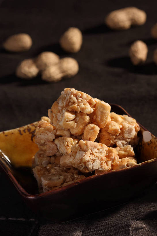 无人,竖图,俯视,室内,特写,白天,植物,餐桌,桌子,豆,花生,餐具,一堆,许多,堆叠,堆积,朦胧,模糊,布料,碟子,盘,陶瓷,豆类,豆子,食品,糖,糖果,坚果,甜点,甜品,陶瓷制品,很多,布纹,桌布,食物,一个,盘子,餐巾,碟,台布,甜食,长生果,单个,餐台,堆,花生仁,硬糖,豆科,花生糖,落花生,落生,花生米,花生豆,餐桌布,彩图,高角度拍摄,shjb1