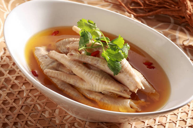 无人,横图,俯视,室内,特写,白天,烹饪,中餐,餐桌,桌子,辣椒,一堆,许多,阴影,堆叠,堆积,反射,影子,陶瓷,香菜,调料,酱料,酱汁,佐料,料理,食品,陶瓷制品,调味品,很多,调味料,酱,菜肴,美食,食物,一个,红色,白色,容器,垫子,碗,中式,佳肴,单个,餐台,中华料理,储藏,堆,储存,凤爪,鸡爪,辣角,红海椒,大椒,辣虎,广椒,胡菜,香荽,原荽,园荽,芫荽,胡荽,莞荽,芫茜,芫蓿,莚葛草,莚荽菜,辣子,红辣椒,海椒,番椒,彩图,高角度拍摄,鸡脚,贮存,shjb1