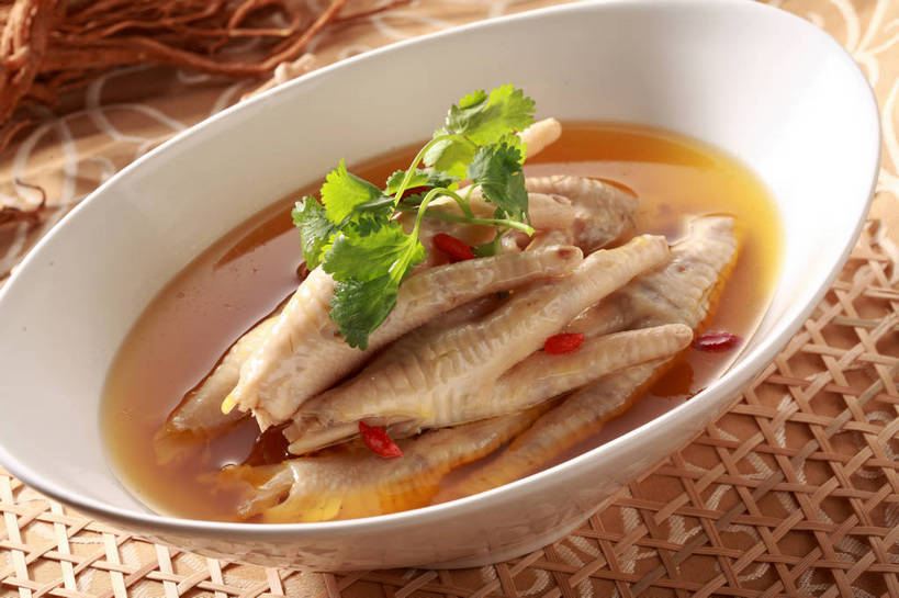 无人,横图,俯视,室内,特写,白天,烹饪,中餐,餐桌,桌子,辣椒,一堆,许多,阴影,堆叠,堆积,反射,影子,陶瓷,香菜,调料,酱料,酱汁,佐料,料理,食品,陶瓷制品,调味品,很多,调味料,酱,菜肴,美食,食物,一个,红色,白色,容器,垫子,碗,中式,佳肴,单个,餐台,中华料理,储藏,堆,储存,凤爪,鸡爪,辣角,红海椒,大椒,辣虎,广椒,胡菜,香荽,原荽,园荽,芫荽,胡荽,莞荽,芫茜,芫蓿,莚葛草,莚荽菜,辣子,红辣椒,海椒,番椒,彩图,高角度拍摄,鸡脚,贮存,shjb1