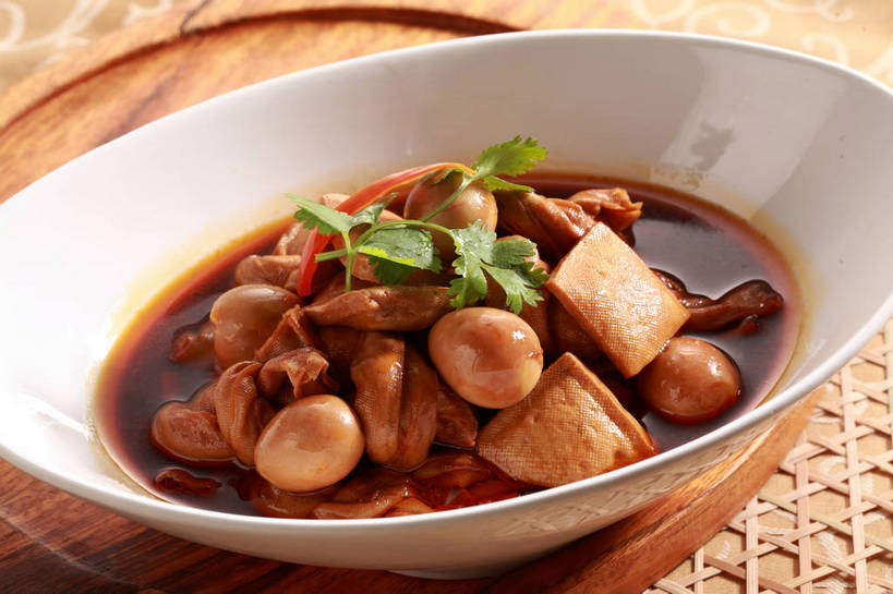 豆腐,无人,横图,俯视,室内,特写,白天,烹饪,中餐,餐桌,桌子,蔬菜,一堆,许多,堆叠,堆积,新鲜,陶瓷,香菜,蛋,料理,食品,陶瓷制品,鹌鹑蛋,很多,豆腐干,豆腐皮,菜肴,美食,食物,一个,白色,容器,垫子,碗,中式,佳肴,有机食品,绿色食品,单个,餐台,中华料理,储藏,豆干,堆,豆制品,储存,卤味,百叶,百叶结,胡菜,香荽,原荽,园荽,芫荽,卵,鹌鹑卵,鹑鸟蛋,胡荽,莞荽,芫茜,芫蓿,莚葛草,莚荽菜,彩图,高角度拍摄,千张,红卤,卤菜,干子,素火腿,贮存,shjb1