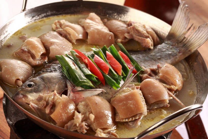 无人,横图,俯视,室内,特写,白天,烹饪,中餐,餐桌,桌子,辣椒,蔬菜,蒜,厨具,金属制品,朦胧,模糊,新鲜,金属,锅子,肉,鱼肉,料理,食品,锅,猪手,猪蹄,猪爪,菜肴,美食,肉类,食物,红色,中式,佳肴,有机食品,绿色食品,餐台,锅具,中华料理,蒜苗,肉食,烹饪用具,辣角,红海椒,大椒,辣虎,广椒,蒜薹,蒜毫,蒜苔,猪脚,烹调用具,辣子,红辣椒,海椒,番椒,烹调,彩图,高角度拍摄,shjb1