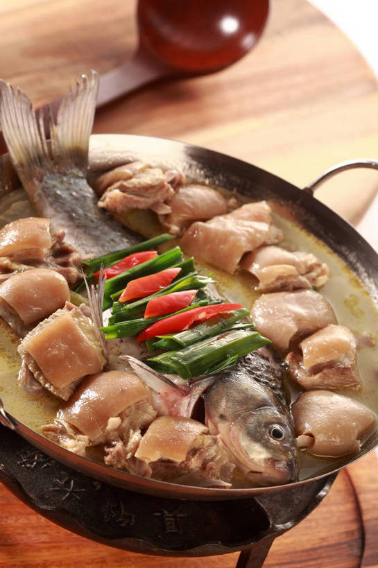 无人,竖图,俯视,室内,特写,白天,烹饪,中餐,餐桌,桌子,辣椒,蔬菜,蒜,厨具,金属制品,朦胧,模糊,新鲜,金属,锅子,肉,鱼肉,料理,食品,锅,猪手,猪蹄,猪爪,菜肴,美食,肉类,食物,红色,中式,佳肴,有机食品,绿色食品,餐台,锅具,中华料理,蒜苗,肉食,烹饪用具,辣角,红海椒,大椒,辣虎,广椒,蒜薹,蒜毫,蒜苔,猪脚,烹调用具,辣子,红辣椒,海椒,番椒,烹调,彩图,高角度拍摄,shjb1