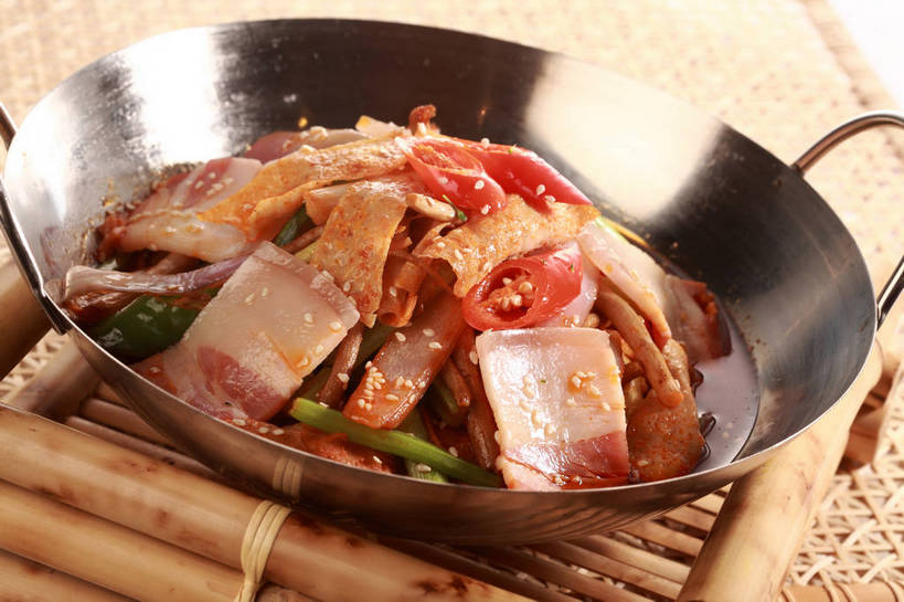 无人,横图,俯视,室内,特写,白天,烹饪,中餐,餐桌,桌子,辣椒,厨具,金属制品,一堆,许多,堆叠,堆积,竹制,金属,锅子,肉,芝麻,料理,食品,很多,锅,猪肉,豆腐皮,腊肉,菜肴,美食,肉类,食物,一个,红色,白色,垫子,中式,白芝麻,佳肴,单个,餐台,锅具,中华料理,堆,竹制品,腐竹,肉食,烹饪用具,辣角,红海椒,大椒,辣虎,广椒,豚肉,脂麻,胡麻,白麻,巨胜子,油麻,豆腐衣,油皮,烹调用具,辣子,红辣椒,海椒,番椒,烹调,彩图,高角度拍摄,shjb1