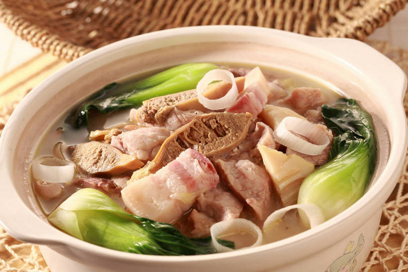 无人,横图,俯视,室内,特写,白天,烹饪,中餐,餐桌,桌子,蔬菜,洋葱,新鲜,陶瓷,青菜,竹笋,肉,汤,料理,食品,陶瓷制品,咸肉,笋,菜肴,美食,肉类,食物,腌制,一个,容器,碗,中式,佳肴,有机食品,绿色食品,单个,餐台,中华料理,储藏,储存,玉葱,腌肉,小白菜,肉食,不结球白菜,消食,盐肉,渍肉,荷兰葱,圆葱,洋葱头,球葱,葱头,彩图,高角度拍摄,贮存,开胃,shjb1