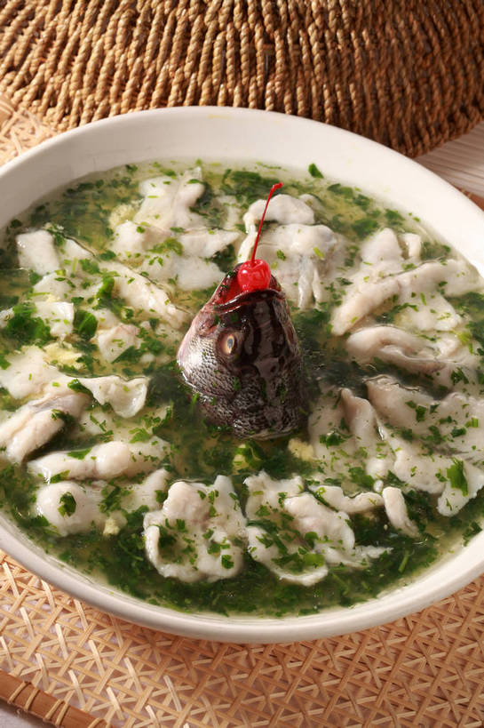 无人,交叉,竖图,俯视,室内,特写,白天,烹饪,中餐,餐桌,桌子,竹子,樱桃,蔬菜,水果,竹制,新鲜,编织,鱼,篮子,陶瓷,肉,汤,鱼肉,料理,食品,陶瓷制品,水产,菜肴,美食,肉类,鱼类,食物,一个,红色,白色,容器,竹篮,碗,中式,佳肴,有机食品,绿色食品,单个,餐台,中华料理,储藏,竹条,野菜,交织,竹制品,储存,水生动物,鱼汤,水生物,肉食,穿插,地菜,地米菜,护生草,假水菜,菱角菜,荠菜,大头鱼,花鲢,胖头鱼,鳙鱼,樱珠,莺桃,英桃,楔桃,牛桃,荆桃,彩图,高角度拍摄,淡水生物,花荠菜,河鲜,贮存,shjb1