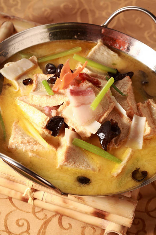 无人,竖图,俯视,室内,特写,白天,烹饪,中餐,餐桌,桌子,蔬菜,厨具,金属制品,竹制,新鲜,金属,锅子,菌菇,肉,汤,料理,食品,菌类,锅,肉糜,肉末,猪肉,腊肉,木耳,菜肴,美食,肉类,食物,一个,垫子,中式,食用菌,佳肴,有机食品,绿色食品,单个,餐台,锅具,中华料理,黑木耳,竹制品,真菌,鱼豆腐,肉食,烹饪用具,豚肉,光木耳,烹调用具,烹调,彩图,高角度拍摄,油炸鱼糕,鱼糜,shjb1