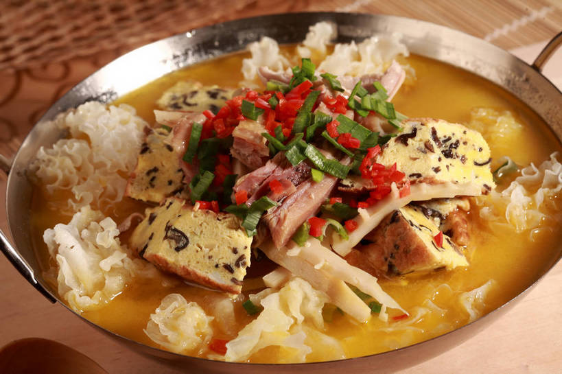 无人,横图,俯视,室内,特写,白天,烹饪,中餐,餐桌,桌子,辣椒,蔬菜,蒜,厨具,金属制品,新鲜,金属,布料,锅子,菌菇,汤,料理,食品,蒜头,菌类,布纹,锅,木耳,菜肴,美食,桌布,食物,一个,红色,餐巾,台布,中式,食用菌,佳肴,有机食品,绿色食品,单个,餐台,锅具,中华料理,白木耳,银耳,真菌,烹饪用具,辣角,红海椒,大椒,辣虎,广椒,雪耳,胡蒜,白耳,烹调用具,辣子,红辣椒,海椒,番椒,大蒜,餐桌布,烹调,彩图,高角度拍摄,shjb1