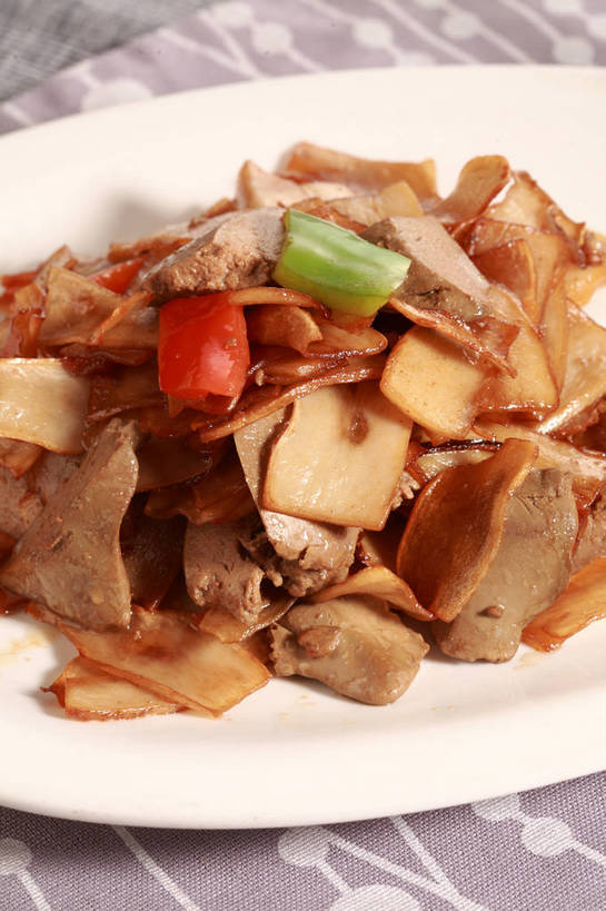 内脏,肝脏,无人,竖图,俯视,室内,特写,白天,烹饪,中餐,餐桌,桌子,辣椒,蔬菜,餐具,一堆,许多,堆叠,堆积,新鲜,布料,碟子,盘,陶瓷,菌菇,青椒,炒菜,料理,食品,陶瓷制品,很多,菌类,布纹,平菇,菜肴,美食,桌布,食物,一个,白色,盘子,餐巾,碟,台布,中式,食用菌,佳肴,有机食品,绿色食品,单个,餐台,中华料理,堆,真菌,彩椒,猪肝,辣角,红海椒,大椒,辣虎,广椒,菜椒,糙皮侧耳,侧耳,黑牡丹菇,肝,甜椒,柿子椒,辣子,海椒,番椒,灯笼椒,餐桌布,彩图,高角度拍摄,炒猪肝,shjb1