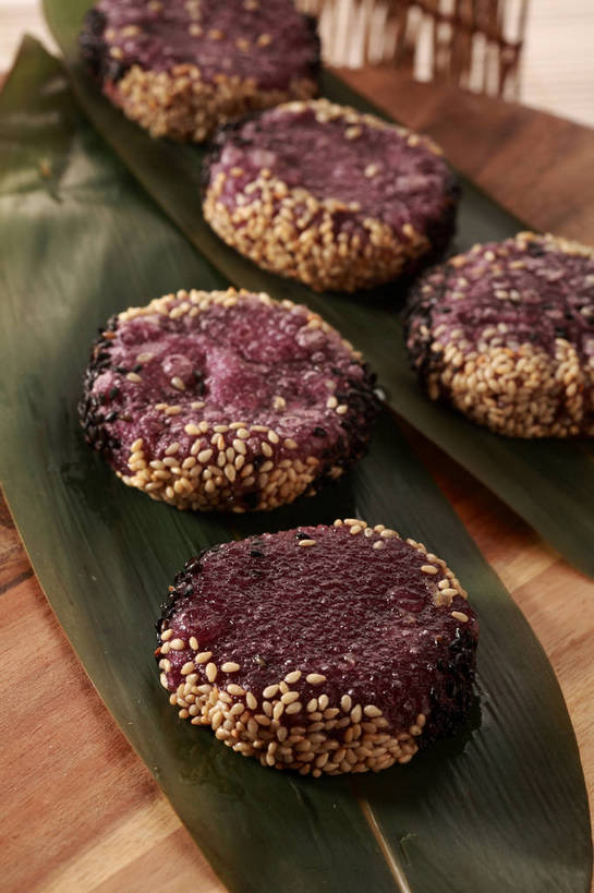 点心,面食,无人,竖图,俯视,室内,特写,白天,植物,餐桌,桌子,叶子,五个,一排,许多,朦胧,模糊,整齐,并列,并排,纹理,芝麻,料理,食品,绿叶,美食,食物,排列,绿色,中式,嫩叶,白芝麻,餐台,队列,平行,芝麻饼,大饼,肌理,脂麻,胡麻,白麻,巨胜子,油麻,叶,叶片,叶脉,彩图,高角度拍摄,shjb1,芝麻大饼