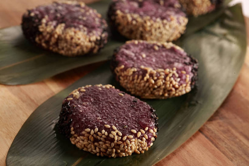 点心,面食,无人,横图,俯视,室内,特写,白天,植物,餐桌,桌子,叶子,五个,一排,许多,朦胧,模糊,整齐,并列,并排,纹理,芝麻,料理,食品,绿叶,美食,食物,排列,绿色,中式,嫩叶,白芝麻,餐台,队列,平行,芝麻饼,大饼,肌理,脂麻,胡麻,白麻,巨胜子,油麻,叶,叶片,叶脉,彩图,高角度拍摄,shjb1,芝麻大饼