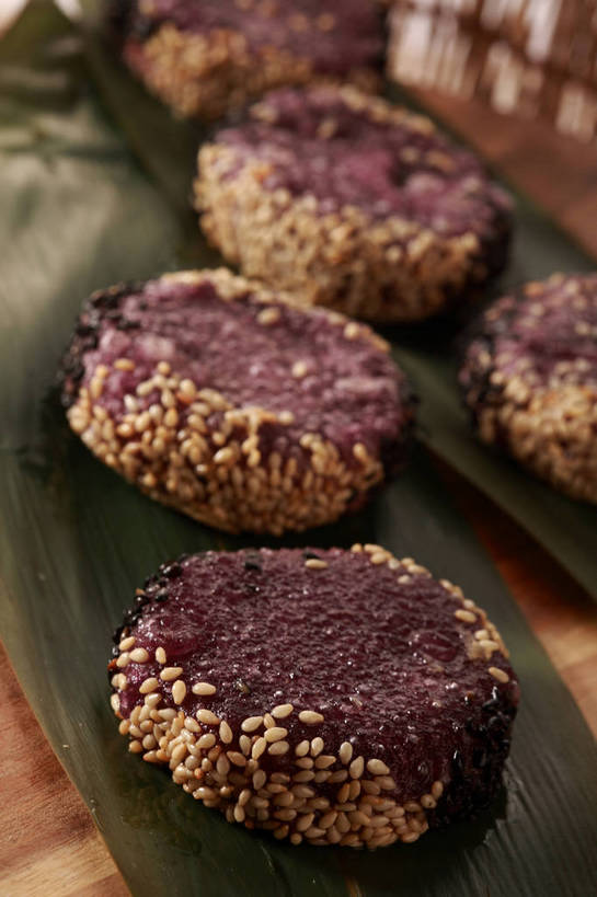 点心,面食,无人,竖图,俯视,室内,特写,白天,植物,餐桌,桌子,叶子,五个,一排,许多,朦胧,模糊,整齐,并列,并排,纹理,芝麻,料理,食品,绿叶,美食,食物,排列,绿色,中式,嫩叶,白芝麻,餐台,队列,平行,芝麻饼,大饼,肌理,脂麻,胡麻,白麻,巨胜子,油麻,叶,叶片,叶脉,彩图,高角度拍摄,shjb1,芝麻大饼