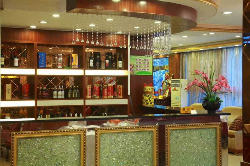 白酒,无人,前台,餐厅,横图,室内,白天,正面,爱情,幸福,窗户,窗帘,天花板,桌子,照明,一排,许多,阴影,整齐,装饰,并列,并排,光线,瓷器,电器,影子,招财猫,办公桌,灯光,陶瓷制品,酒类,很多,浪漫,烧酒,置物架,顶灯,玻璃窗,架子,玻璃制品,灯,酒,酒瓶,空调,饮料,排列,帘子,玻璃瓶,瓶子,灯具,祈祷,祈福,遮阳,服务台,恋爱,许愿,金融,经济,华丽,修饰,祈求,照亮,点缀,调节,舒适,家电,家用电器,资金,照明设备,队列,调整,陈列架,平行,贸易,衬托,美观,雅致,雅观,招财,招福,财源广进,财运,蒸馏酒,烈酒,搁架,空气调节器,彩图,餐馆,饭店,饭馆,帮助台,呼叫台,shjb1