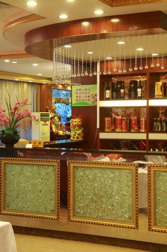 白酒,无人,前台,餐厅,竖图,室内,白天,正面,爱情,幸福,窗户,窗帘,天花板,桌子,照明,一排,许多,阴影,整齐,装饰,并列,并排,光线,瓷器,电器,影子,招财猫,办公桌,灯光,陶瓷制品,酒类,很多,浪漫,烧酒,置物架,顶灯,玻璃窗,架子,玻璃制品,灯,酒,酒瓶,空调,饮料,排列,帘子,玻璃瓶,瓶子,灯具,祈祷,祈福,遮阳,服务台,恋爱,许愿,金融,经济,华丽,修饰,祈求,照亮,点缀,调节,舒适,家电,家用电器,资金,照明设备,队列,调整,陈列架,平行,贸易,衬托,美观,雅致,雅观,招财,招福,财源广进,财运,蒸馏酒,烈酒,搁架,空气调节器,彩图,餐馆,饭店,饭馆,帮助台,呼叫台,shjb1
