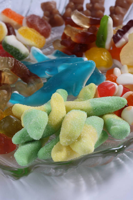 无人,竖图,俯视,彩色,室内,特写,白天,白色背景,餐桌,桌子,玻璃,一堆,许多,堆叠,堆积,食品,糖,糖果,甜点,甜品,软糖,很多,玻璃制品,食物,一个,容器,碗,甜食,摄影,影棚,单个,餐台,储藏,堆,五颜六色,色彩斑斓,储存,摄影棚,五彩缤纷,五彩斑斓,五光十色,彩图,高角度拍摄,影棚拍摄,拍摄,果汁软糖,贮存,shjb1,甘贝熊,软糖熊,小熊软糖