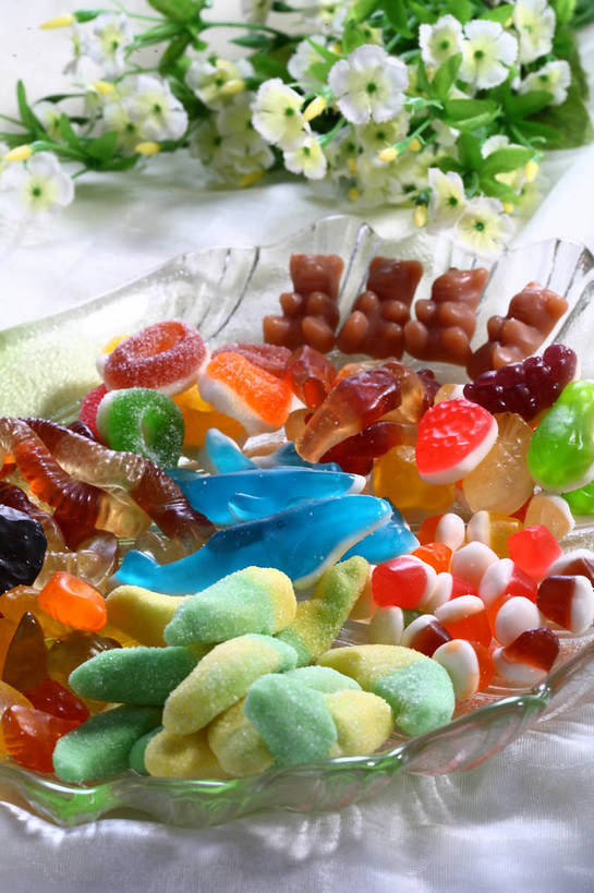 无人,竖图,俯视,彩色,室内,特写,白天,白色背景,餐桌,桌子,玻璃,一堆,许多,堆叠,堆积,盛开,布料,食品,糖,糖果,甜点,甜品,软糖,很多,花蕾,布纹,玻璃制品,桌布,花,花瓣,花朵,鲜花,食物,一个,白色,餐巾,容器,台布,碗,甜食,花苞,花蕊,摄影,影棚,单个,餐台,储藏,堆,五颜六色,色彩斑斓,储存,摄影棚,五彩缤纷,五彩斑斓,五光十色,餐桌布,彩图,高角度拍摄,影棚拍摄,拍摄,果汁软糖,贮存,shjb1,甘贝熊,软糖熊,小熊软糖