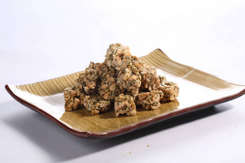 无人,横图,俯视,室内,特写,白天,植物,餐桌,桌子,豆,花生,餐具,一堆,许多,阴影,堆叠,堆积,反射,碟子,盘,影子,陶瓷,豆类,豆子,食品,糖,糖果,坚果,甜点,甜品,陶瓷制品,很多,食物,一个,盘子,碟,甜食,摄影,长生果,影棚,单个,餐台,堆,摄影棚,花生仁,豆科,落花生,落生,花生米,花生豆,彩图,高角度拍摄,影棚拍摄,拍摄,花生酥,芝麻酥,shjb1