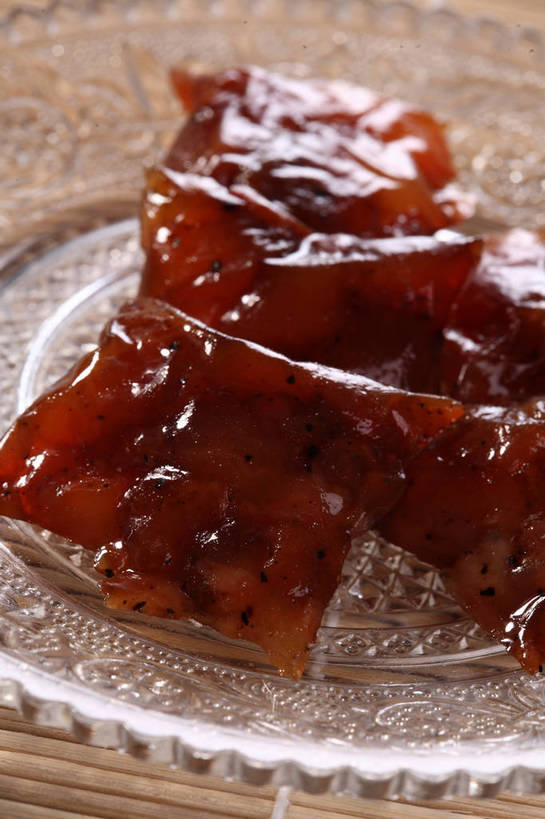 无人,竖图,俯视,室内,特写,白天,餐桌,桌子,餐具,玻璃,竹制,碟子,盘,肉,猪肉,肉类,玻璃制品,肉脯,猪肉脯,腌制,一个,盘子,垫子,碟,四个,单个,餐台,竹制品,肉食,肉制品,豚肉,片状,彩图,高角度拍摄,烘烤,shjb1