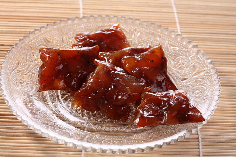 无人,横图,俯视,室内,特写,白天,餐桌,桌子,餐具,玻璃,五个,许多,竹制,碟子,盘,肉,猪肉,肉类,玻璃制品,肉脯,猪肉脯,腌制,一个,盘子,垫子,碟,单个,餐台,竹制品,肉食,肉制品,豚肉,片状,彩图,高角度拍摄,烘烤,shjb1