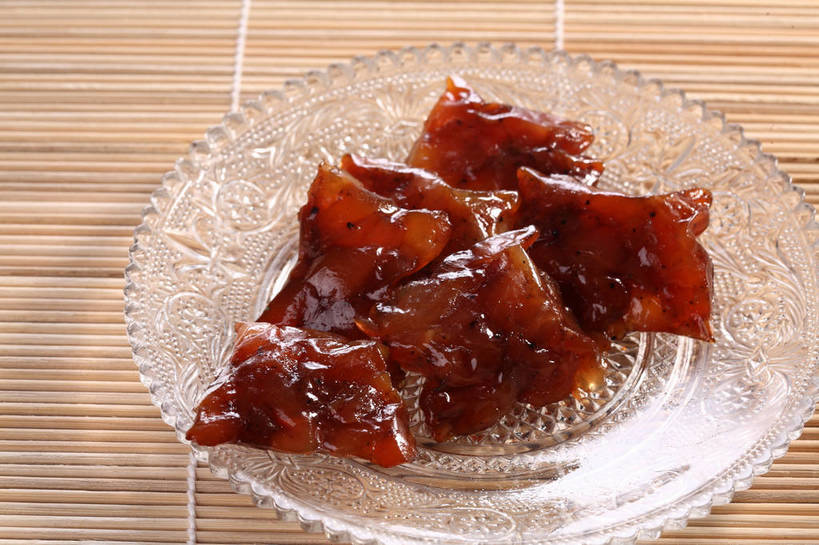 无人,横图,俯视,室内,特写,白天,餐桌,桌子,餐具,玻璃,五个,许多,竹制,碟子,盘,肉,猪肉,肉类,玻璃制品,肉脯,猪肉脯,腌制,一个,盘子,垫子,碟,单个,餐台,竹制品,肉食,肉制品,豚肉,片状,彩图,高角度拍摄,烘烤,shjb1